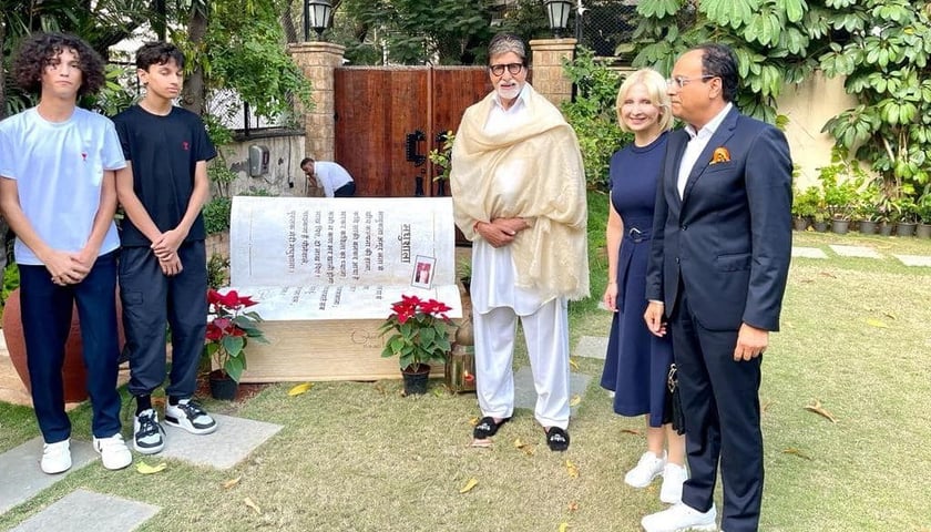 Na zdjęciu w środku ławka, specjalny prezent z Wrocławia. Po prawej stronie, Amitabh Bachchan, Magdalena i Kartikey Johri