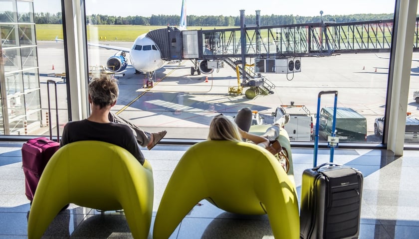 Na zdjęciu podróżni na wrocławskim lotnisku