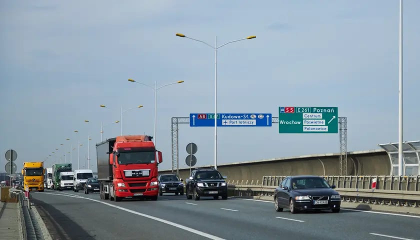 Na zdjęciu widać samochody, które jadą Autostradową Obwodnicą Wrocławia. Zdjęcie ilustracyjne. 