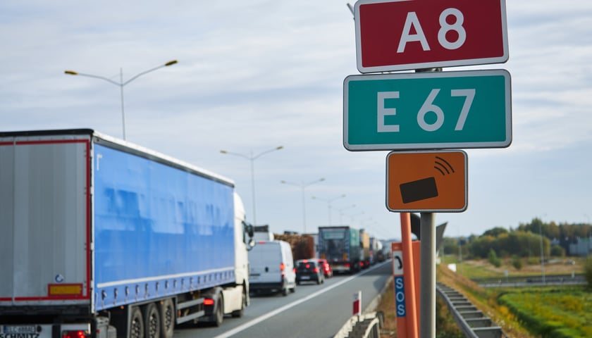 Na zdjęciu sznur samochodów na Autostradowej Obwodnicy Wrocławia