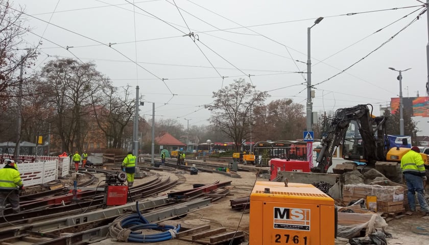 Na zdjęciu: robotnicy wymieniający torowisko na pętli tramwajowej w Leśnicy