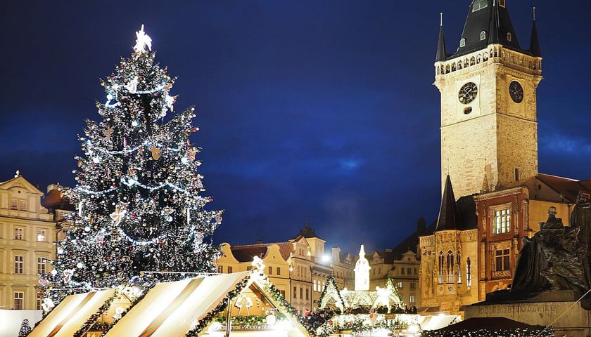 Na zdjęciu: wieczór na jarmarku bożonarodzeniowym z rozświetloną choinką w Pradze