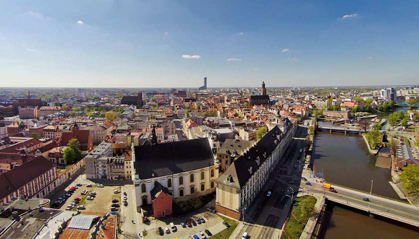 Na zdjęciu dachy i ulice z lotu ptaka w centrum Wrocławia