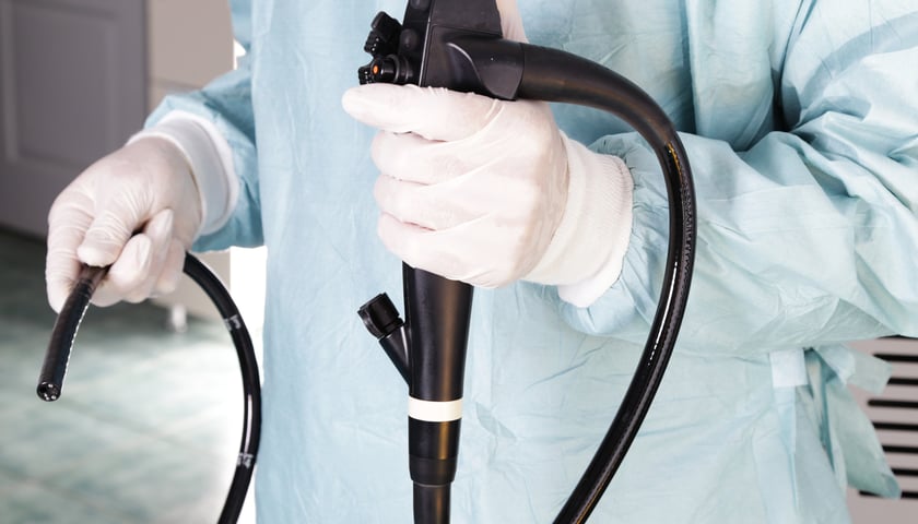 Na zdjęciu: lekarz trzymający kolonoskop / zdjęcie ilustracyjne