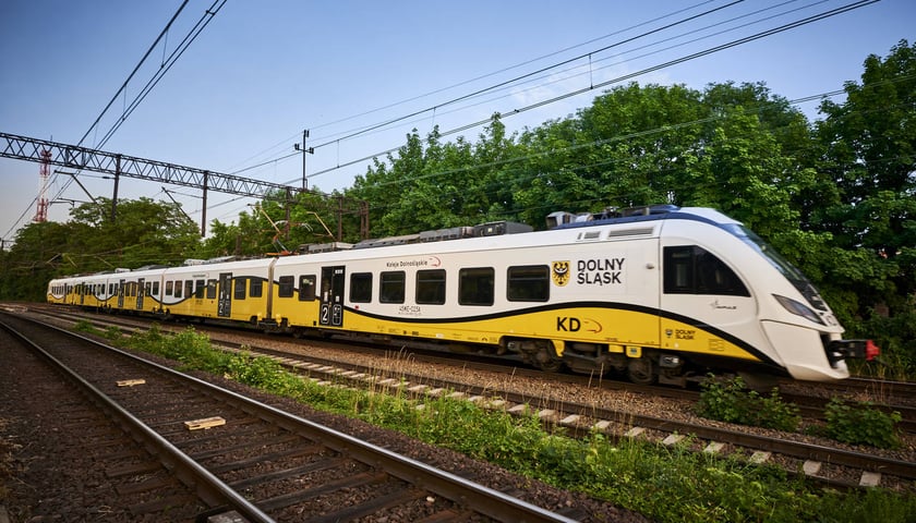 Na zdjęciu: jadący pociąg Kolei Dolnośląskich