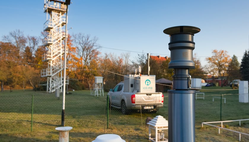 Na zdjęciu urządzenia pomiarowe w obserwatorium meteorologicznym Zakładu Klimatologii i Ochrony Atmosfery Uniwersytetu Wrocławskiego na Sępolnie