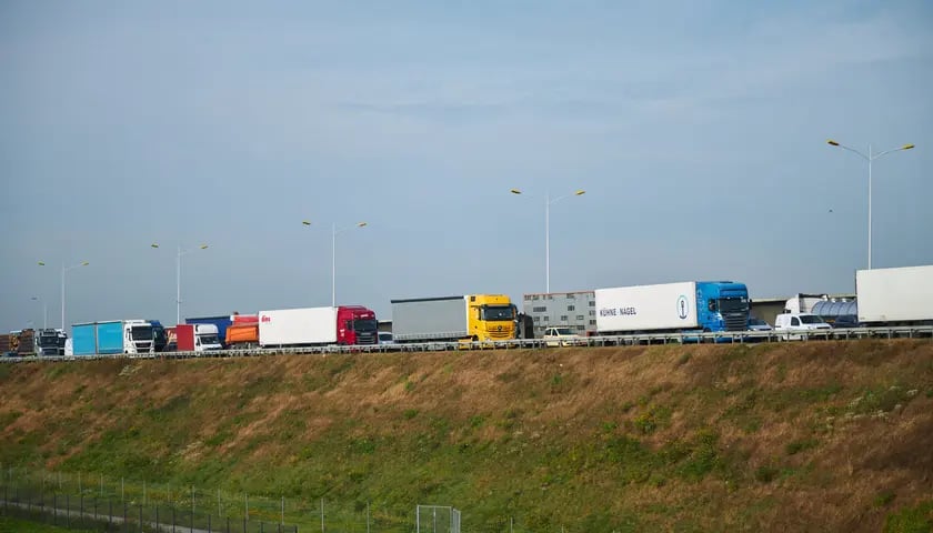 Na zdjęciu widać sznur ciężarówek, które stoją w korku na Autostradowej Obwodnicy Wrocławia
