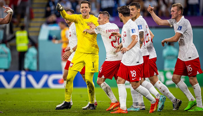 Na zdjęciu szczęśliwy Wojciech Szczęsny (bohater meczów z Arabią Saudyjską i Argentyną) oraz pozostali reprezentanci Polski