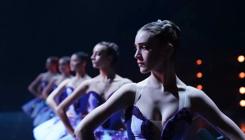 Tancerki baletu na scenie, kadr z filmu „Joika”