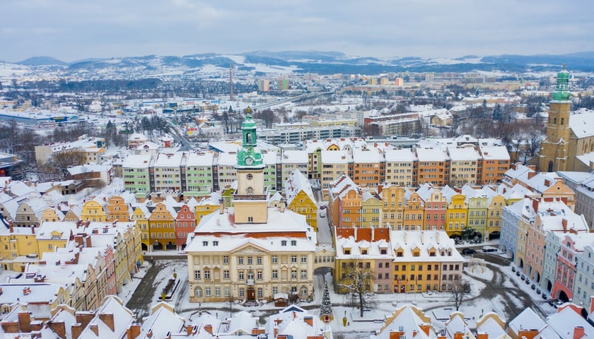 Na zdjęciu kamienice w centrum Jeleniej Góry i panorama gór w głębi