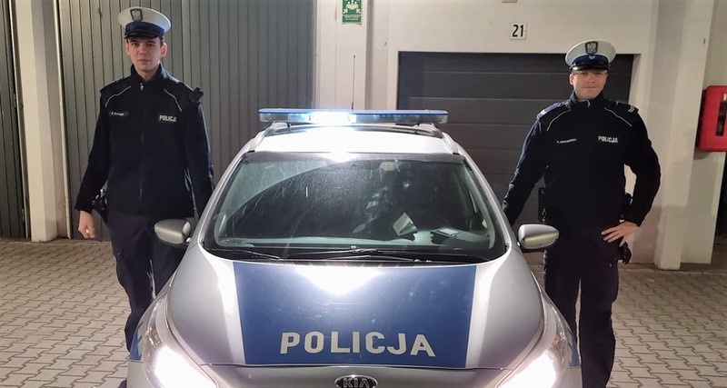 Na zdjęciu policjanci wrocławskiej drogówki i radiowóz