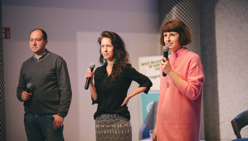 Na zdjęciu Kazimierz Szepiela, Alicja Pietrzyk i Anna Bieliz - koordynatorzy i koordynatorki trzech ścieżek w programie Mikrogranty.