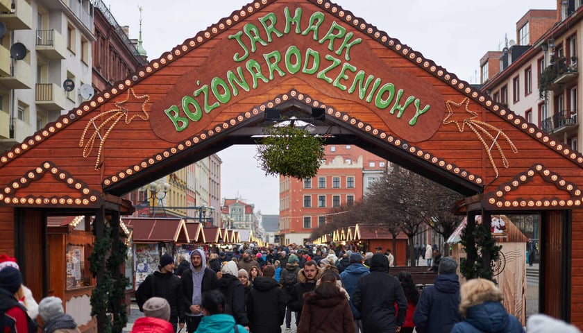 Na zdjęciu wejście na Jarmark Bożonarodzeniowy we Wrocławiu, ulica Świdnicka. Zdjęcie ilustracyjne