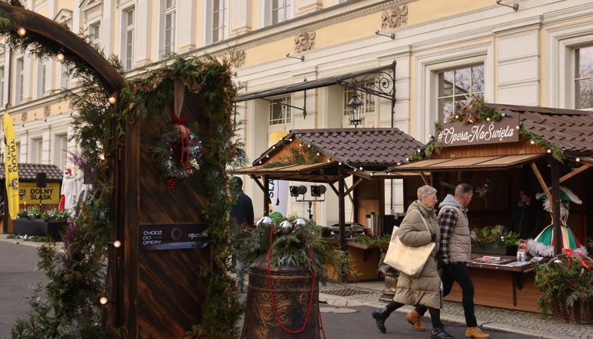Jarmark bożonarodzeniowy we Wrocławiu działa koło Opery Wrocławskiej od 3 grudnia. Na Operowym Jarmarku Świątecznym można kupić bilety do opery, plakaty operowe, ale też coś dla ciała: ciepłe napoje i coś do zjedzenia. Na zdjęciu widać jarmark koło Opery