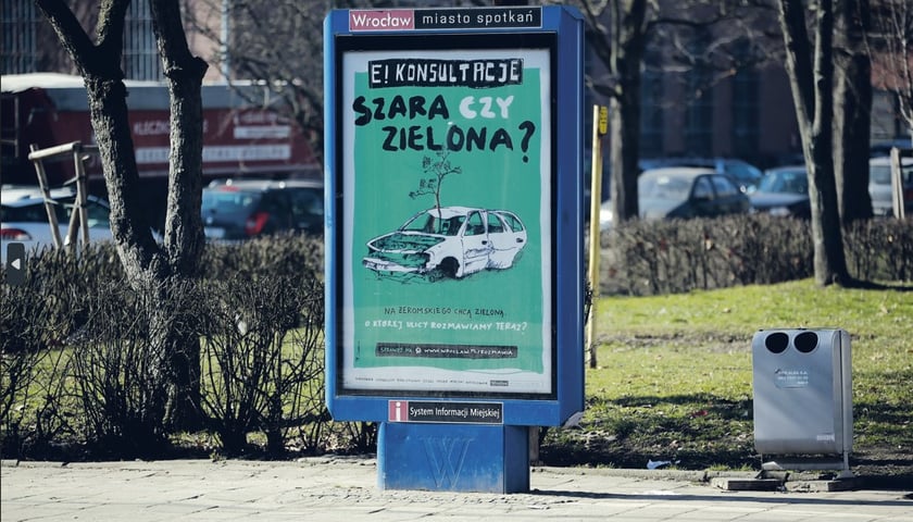 Na zdjęciu: reklama miejska w stojaku na chodniku