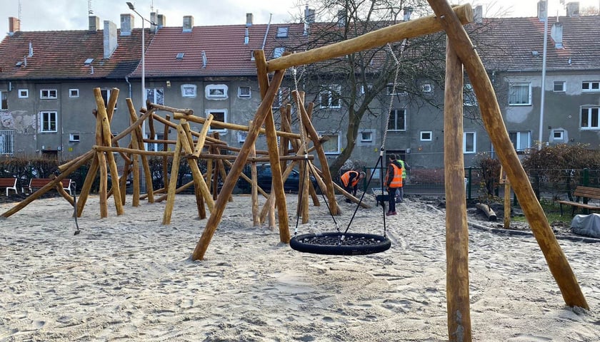 Na zdjęciu nowe urządzenia do zabawy na placu zabaw przy ul. Osobowickiej 146 we Wrocławiu