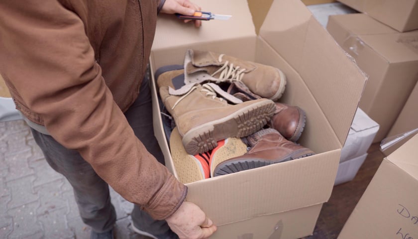 Na zdjęciu: zbiórka butów dla potrzebujących