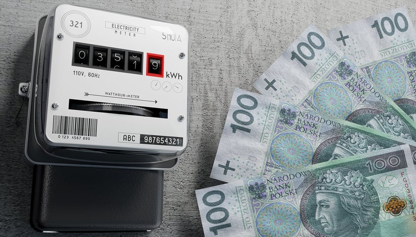 Na zdjęciu widać licznik energii elektrycznej i polskie banknoty