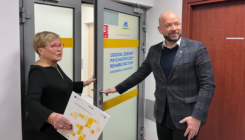 Na zdjęciu: Jacek Sutryk, prezydent Wrocławia i Halina Flisiak-Antonijczuk, dyrektor Centrum Neuropsychiatrii NEUROMED