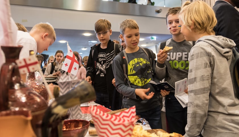 Na zdjęciu nastolatkowie przy jednym ze stoisk podczas Wrocławskiego Dnia Paszportu