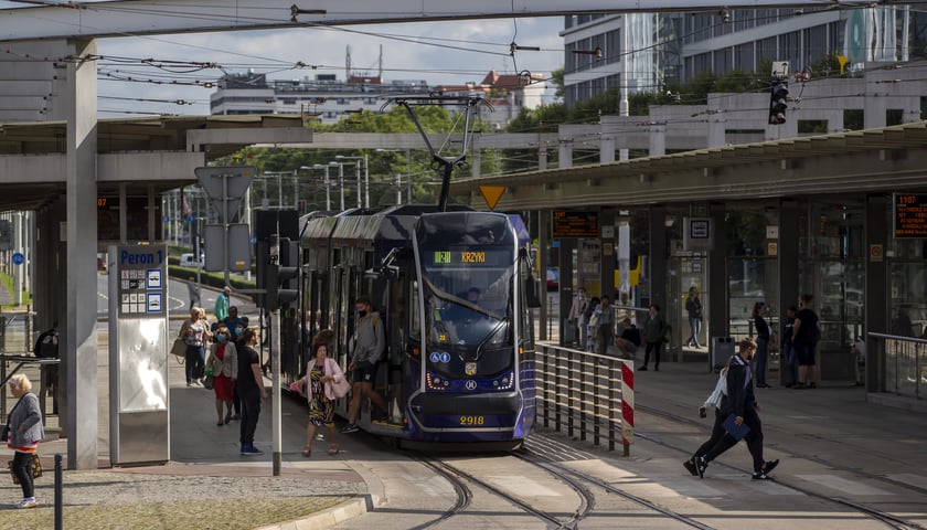 Na zdjęciu tramwaj na Rondzie Reagana we Wrocławiu, zdjęcie ilustracyjne