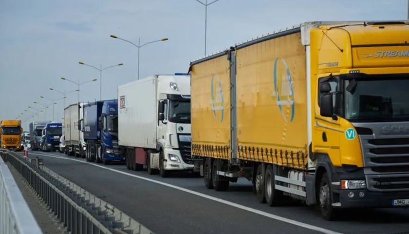 Na zdjęciu: korek na autostradzie