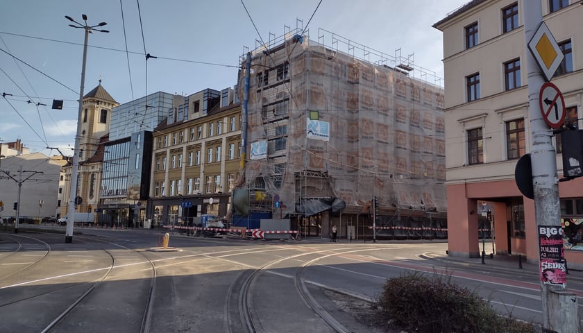 Na zdjęciu: ulica Kazimierza Wielkiego i remontowana kamienica na rogu Krupniczej
