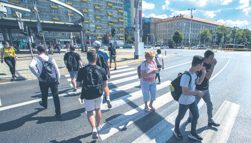 Na zdjęciu: grupa pieszych przechodzących przez pasy na placu Grunwaldzkim