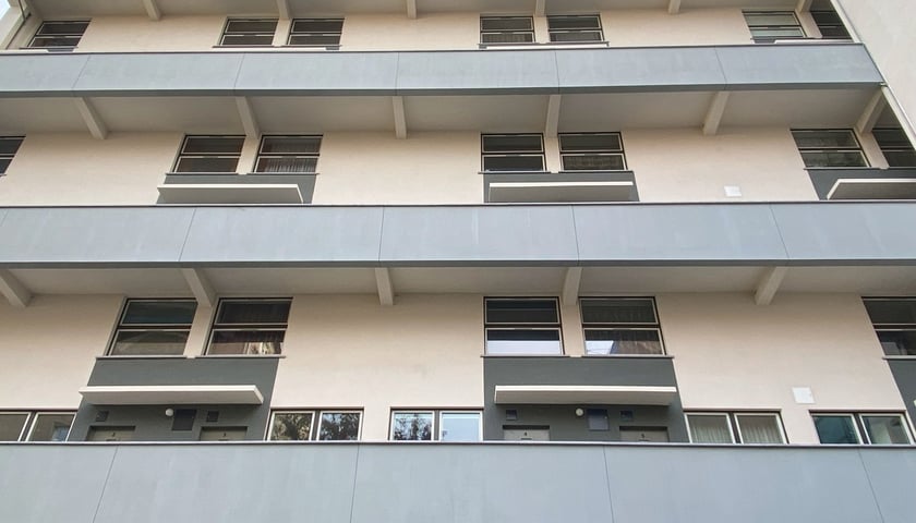 Mezonetowiec - modernistyczny galeriowiec po remoncie