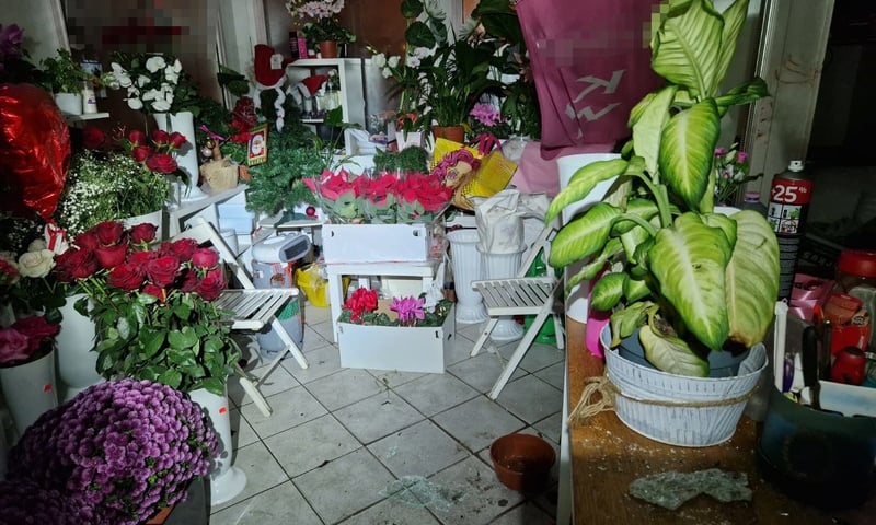 Na zdjęciu widać kwiaciarnię na Śródmieściu, do której włamali się złodzieje