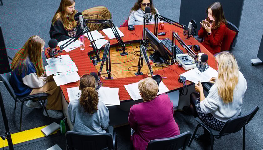 Uczniowie, seniorzy i osoby z niepełnosprawnością wzroku nagrywające słuchowisko