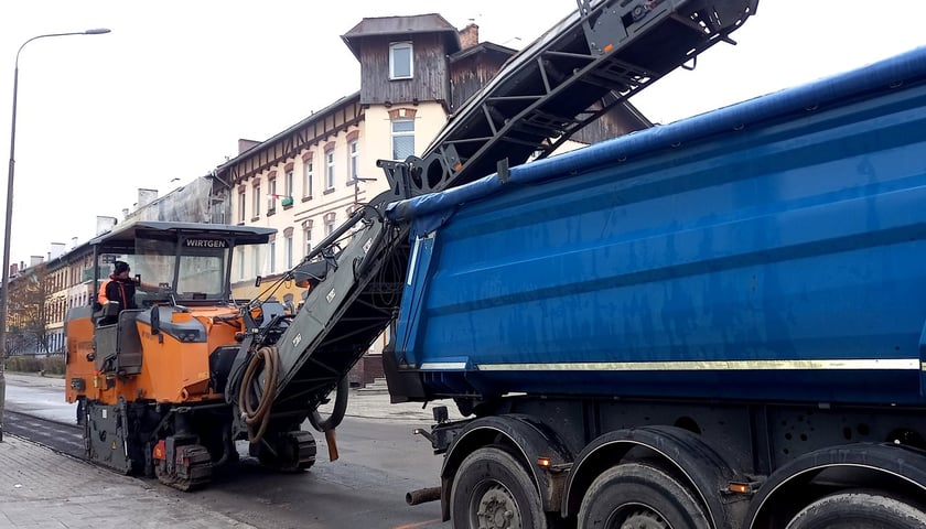 Na zdjęciu prace remontowe ulic Chińskiej i Centralnej, wylewanie masy bitumicznej 