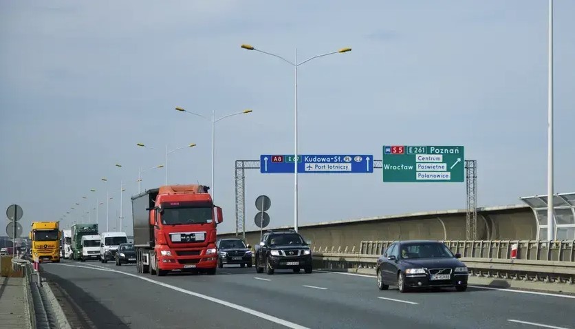 Na zdjęciu: samochody na autostradowej obwodnicy Wrocławia