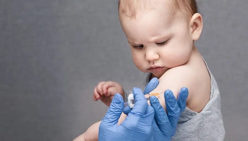 Na zdjęciu szczepienie niemowlaka 