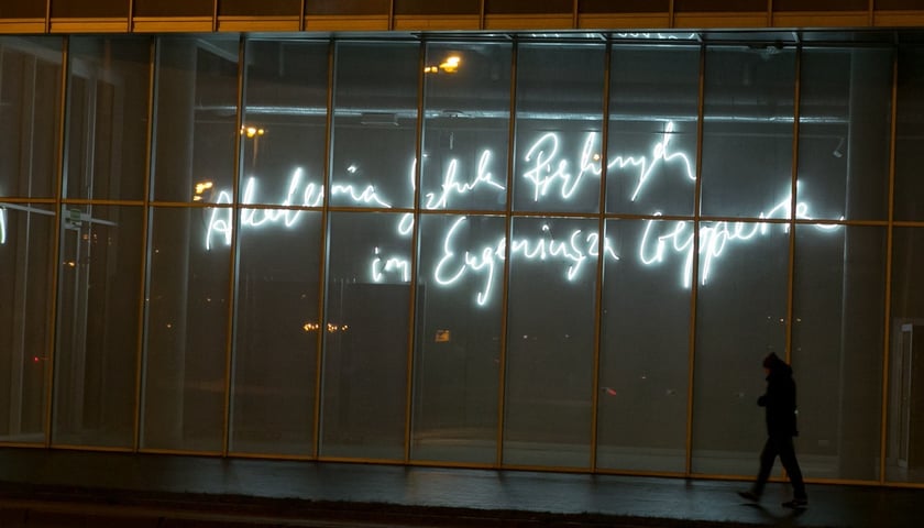 Na zdjęciu neon w ciemnym budynku ASP we Wrocławiu