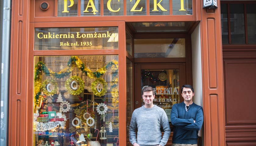 W ubiegłym roku w konkursie wyróżniona została cukiernia Łomżanka. Na zdjęciu właściciele cukierni stojący w drzwiach swojego lokalu.