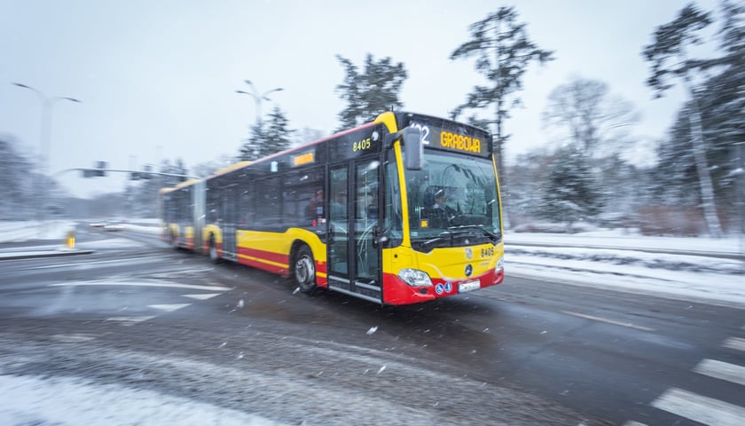 Na zdjęciu: autobus MPK jadący przez zimową scenerię