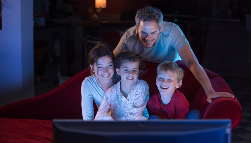 Telewidzowie posiadający starszy sprzęt, a chcący nadal odbierać telewizję naziemną muszą dokupić specjalny dekoder lub wymienić telewizor na nowszy. Głównym celem projektu jest wsparcie finansowe osób, które nie są w stanie samodzielnie ponieść tego wydatku. Na zdjęciu widać rodzinę, która ogląda telewizję. Zdjęcie ilustracyjne