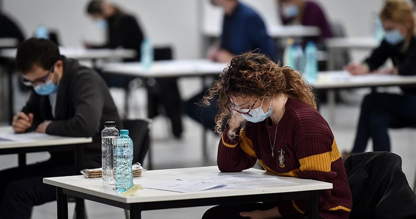 Na zdjęciu uczniowie podczas egzaminu maturalnego. 