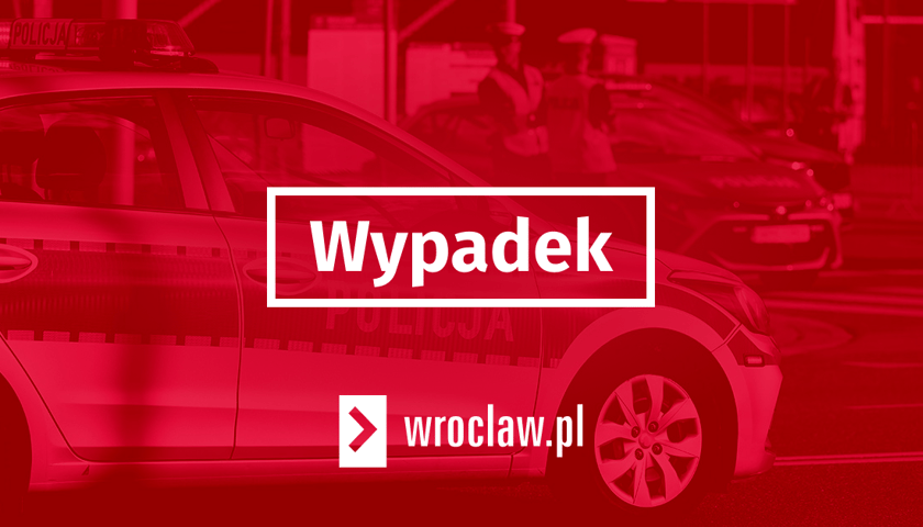 Grafika ilustracyjna / na zdjęciu policyjny radiowóz i napis "Wypadek" na czerwonym tle