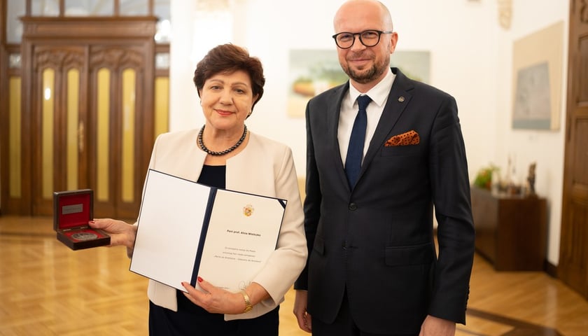 Motto, którym kieruje się prof. Alina Wieliczko, to słowa M. Skłodowskiej-Curie: ?W życiu nie ma rzeczy, których powinniśmy się bać, są tylko takie, które należy zrozumieć?