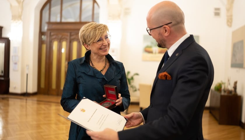 Na krótko przed otrzymaniem medalu od prezydenta, prof. Joanna Rymaszewska została ogłoszona Wrocławianką Roku 2022 w kategorii działalność naukowo-badawcza