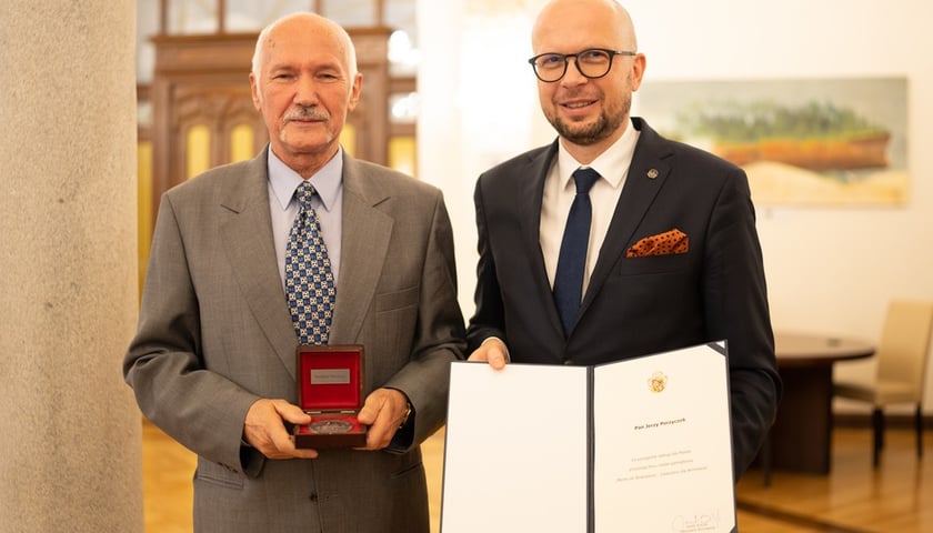 Nie ma takiego fasonu obuwia, który sprawiłby kłopot takiemu wprawionemu rzemieślnikowi, jak Jerzy Porzyczek