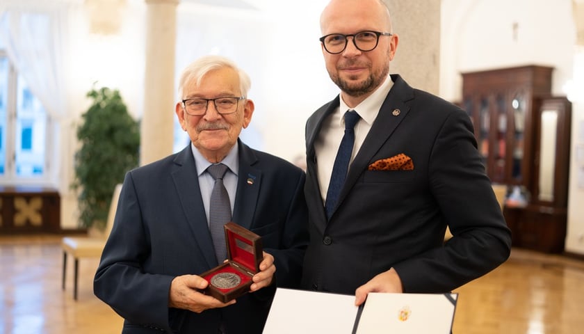 Przez dwie kadencje Krzysztof Tenerowicz był radnym miejskim i przedstawicielem Wrocławia w Komisji Kultury Związku Miast Polskich