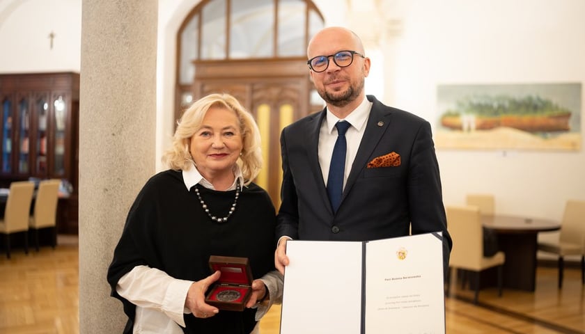 Medalem Zasłużony dla Wrocławia Bożena Baranowska została uhonorowana w marcu 2020 r., podczas 46. WKP z okazji Międzynarodowego Dnia Teatru. Szczęśliwie, osobiście mogła go odebrać w tym roku