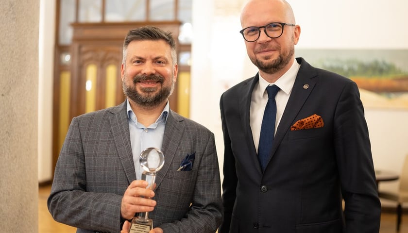 Dziś, gdy przyjmuje we własnym małym centrum medycznym Mrozek Medical, najbardziej potrzebujący pomocy mogą mieć pewność, że nie odejdą z gabinetu ?dr. Judyma? z kwitkiem