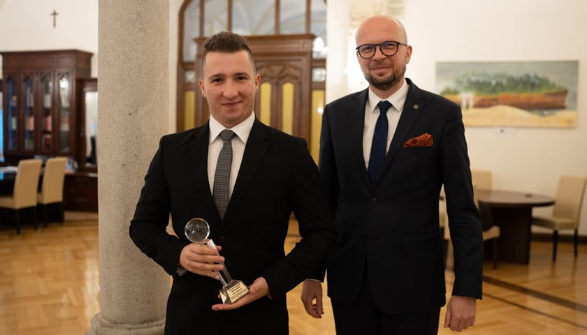 Już podczas studiów Artur Salamon postanowił stworzyć urządzenie, które ma pomóc oraz zwiększyć bezpieczeństwo osób z niepełnosprawnością wzroku