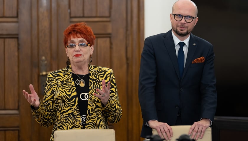 Wanda Ziembicka-Has ? pomysłodawczyni Wrocławskiej Księgi Pamięci,  i Jakub Mazur ? wiceprezydent Wrocławia