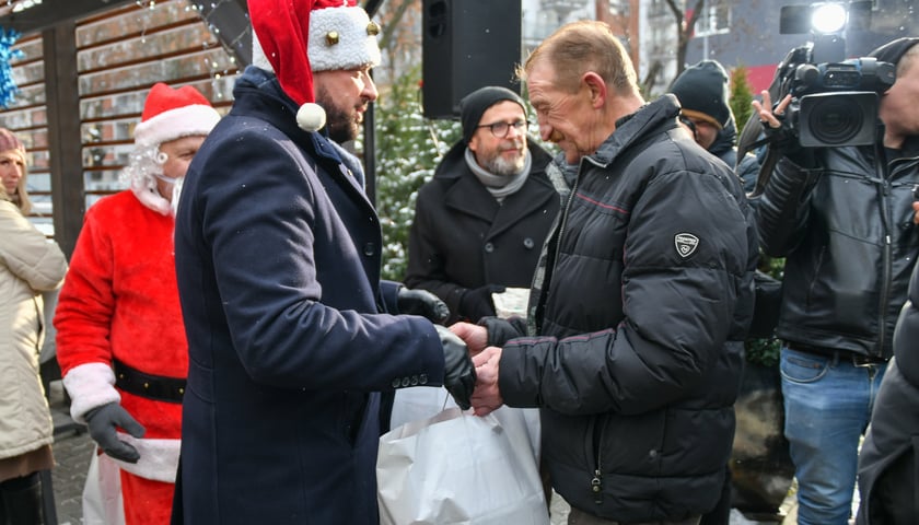 Na zdjęciu: prezydent miasta - Jacek Sutryk wręczający Paczkę Dobrych Relacji