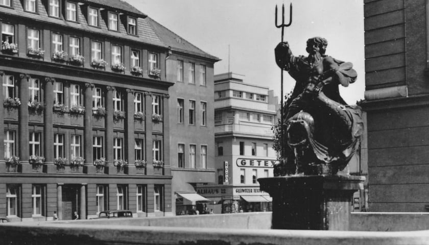 Posąg Neptuna w Gliwicach na zdjęciu z 1940 roku